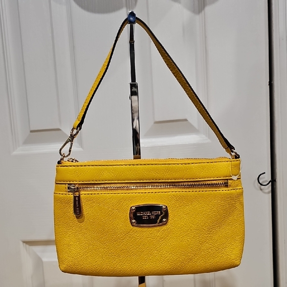 Michael Kors Jet Set Large Wristlet - Banana Yellow Pebbled Leather - Like New - Picture 1 of 15
